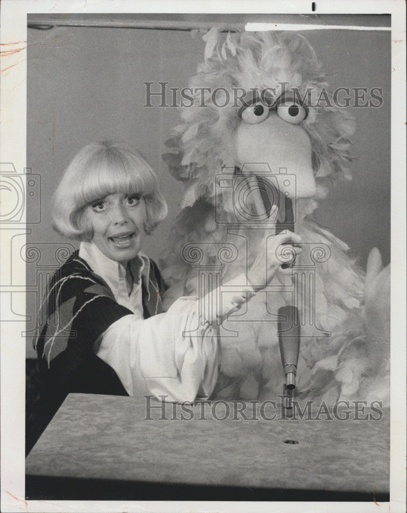 1976 Press Photo Actress Carol Channing &amp; Sesame Streets Big Bird - Historic Images