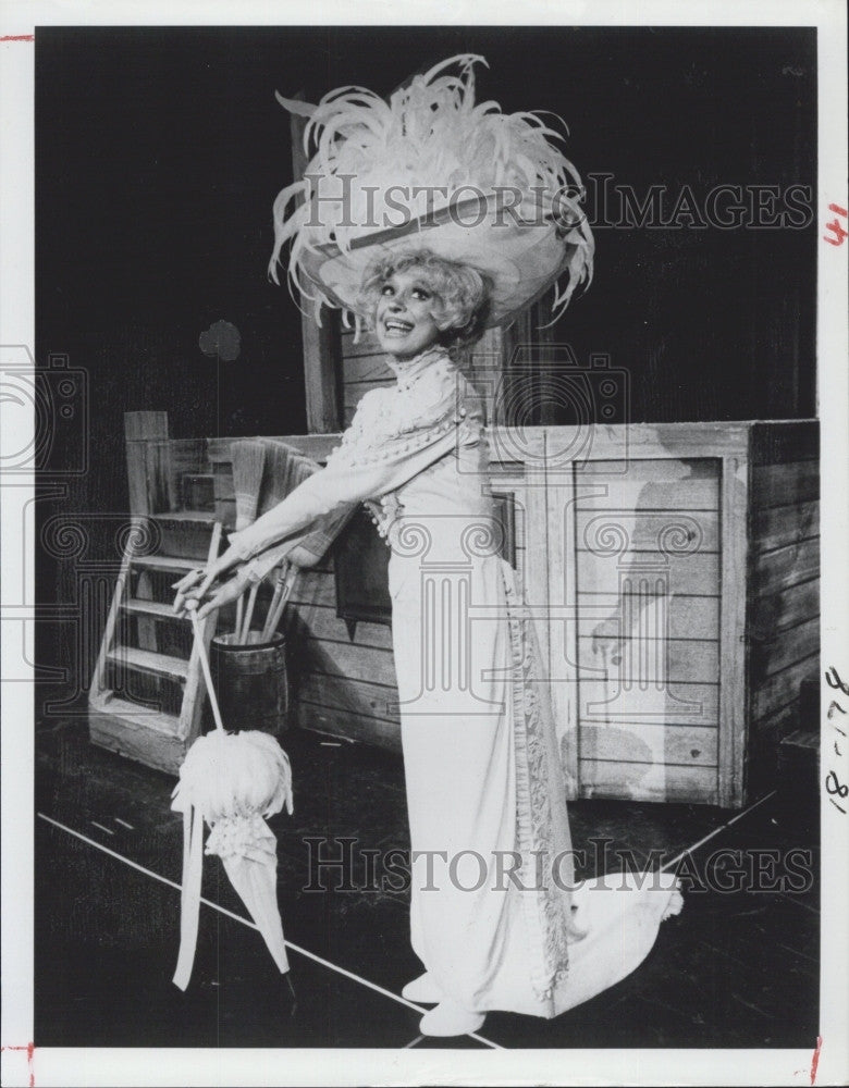 1982 Press Photo Carol Channing &quot;Hello, Dolly!&quot; - Historic Images