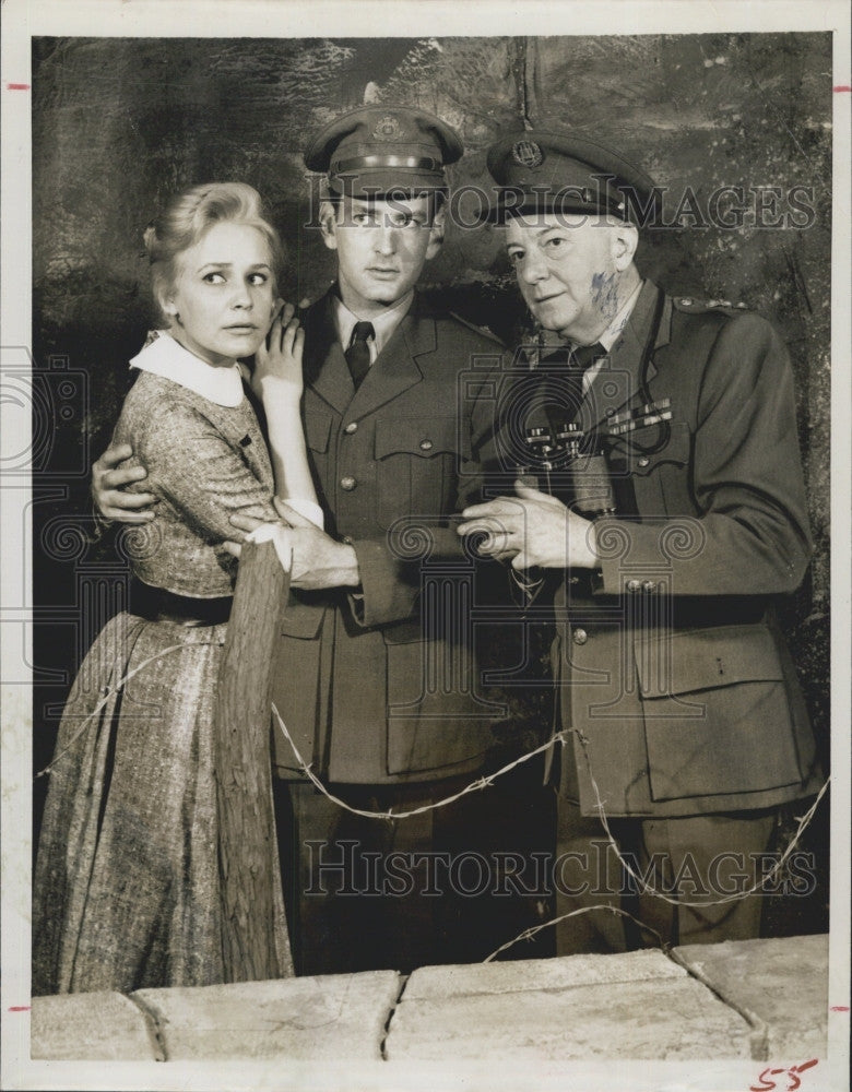 1959 Press Photo Diana van der Vlis, Maurice Evans &quot;No Leave for the Captain&quot; - Historic Images