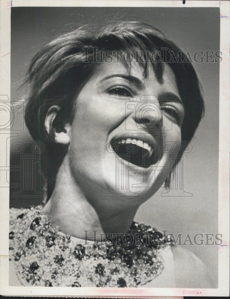 1968 Press Photo Singer Dana Valery on &quot;The Kraft Music Hall&quot; - Historic Images