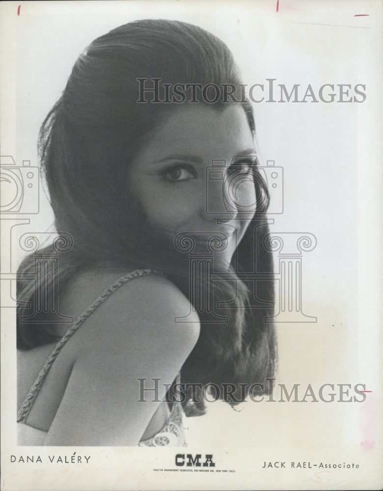 1972 Press Photo Singer Dana Valery Performing Benefit - Historic Images