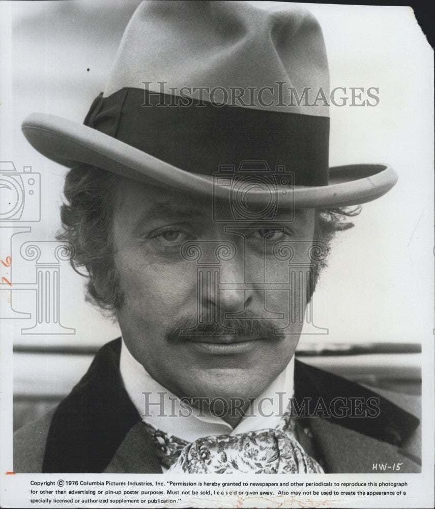 1976 Press Photo Actor Michael Caine of &quot;Harry &amp; Walter Go to New York&quot; - Historic Images