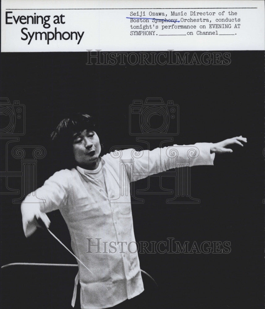 1976 Press Photo Conductor Seiji Ozawa with Boston Symphony Orchestra - Historic Images