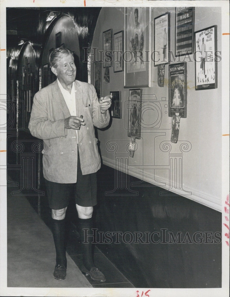 Press Photo Singer Rudy Vallee,surrounded by mementos of his career. - Historic Images