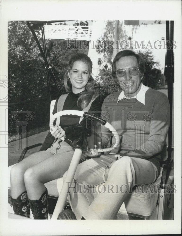 1972 Press Photo Entertainer/Singer Andy Williams With Golf Queen Barbara Sigel - Historic Images