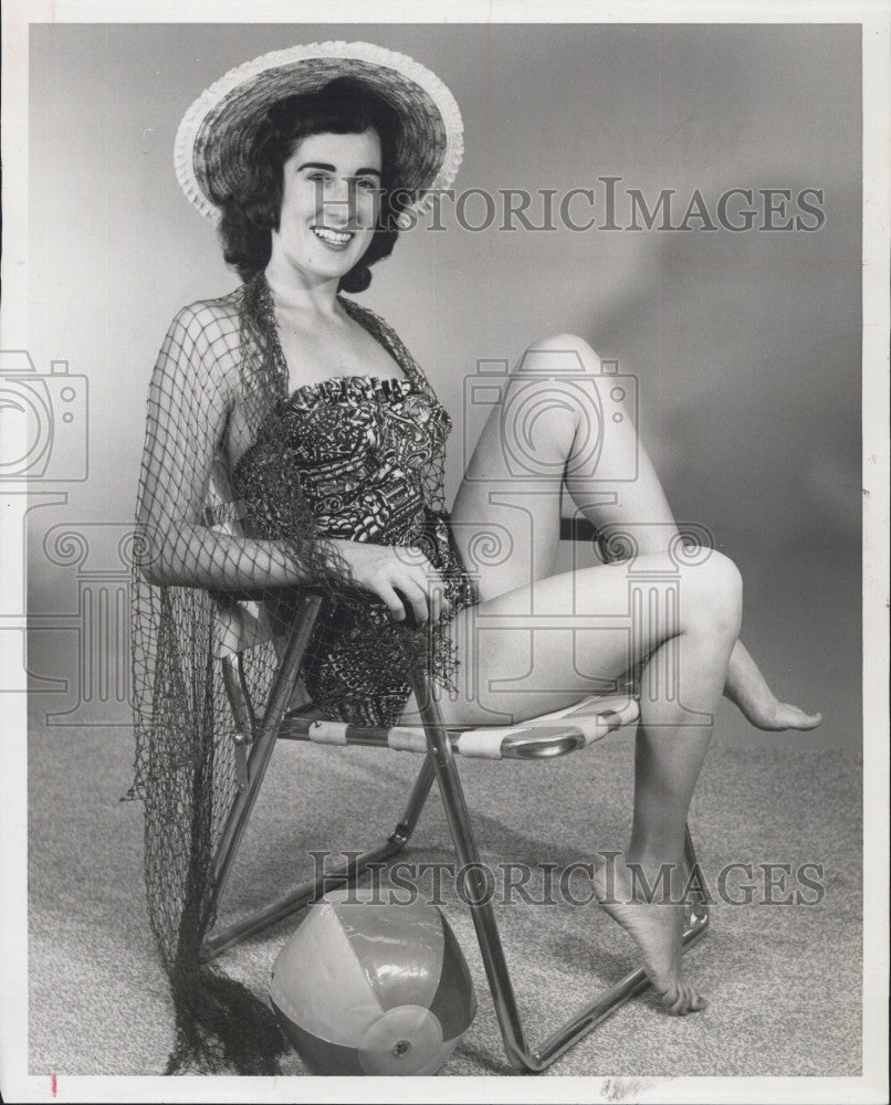 1961 Press Photo Entertainer, Roxanne Reeves relaxes in Florida - Historic Images