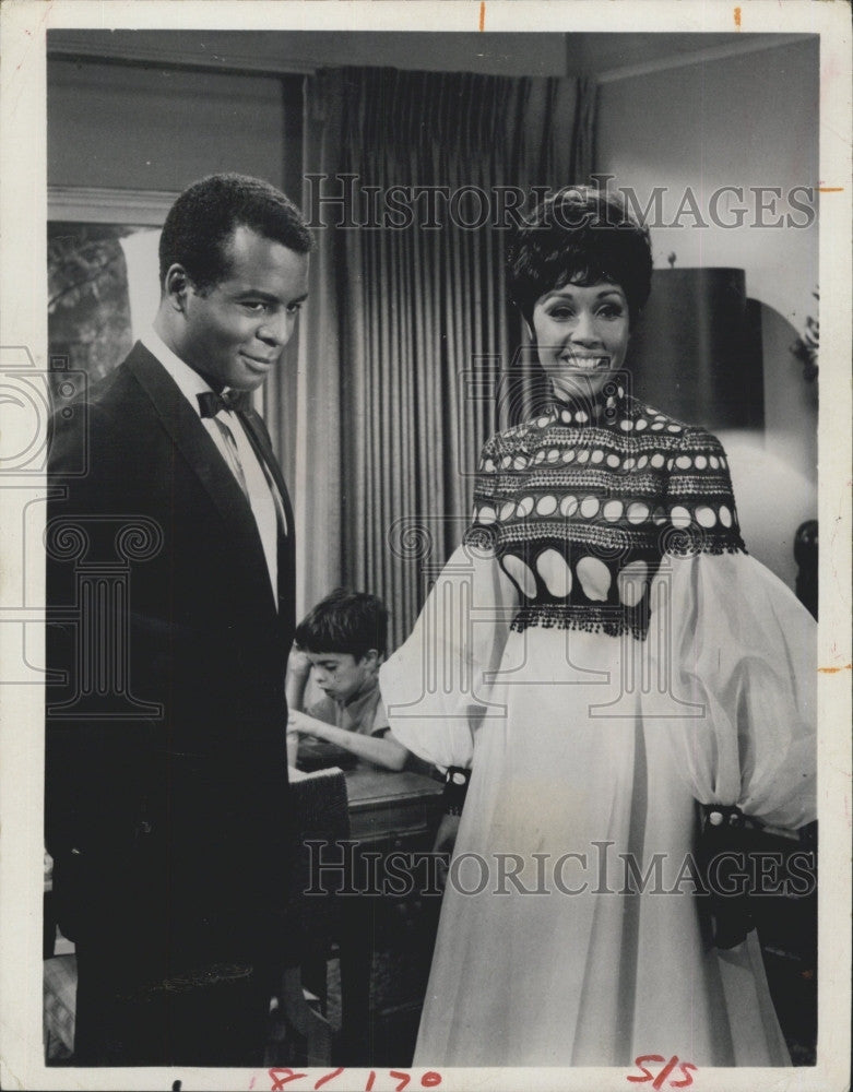 1968 Press Photo Julia Wins Date With Fighting Champ In &quot;Champ Is No Chump&quot; - Historic Images