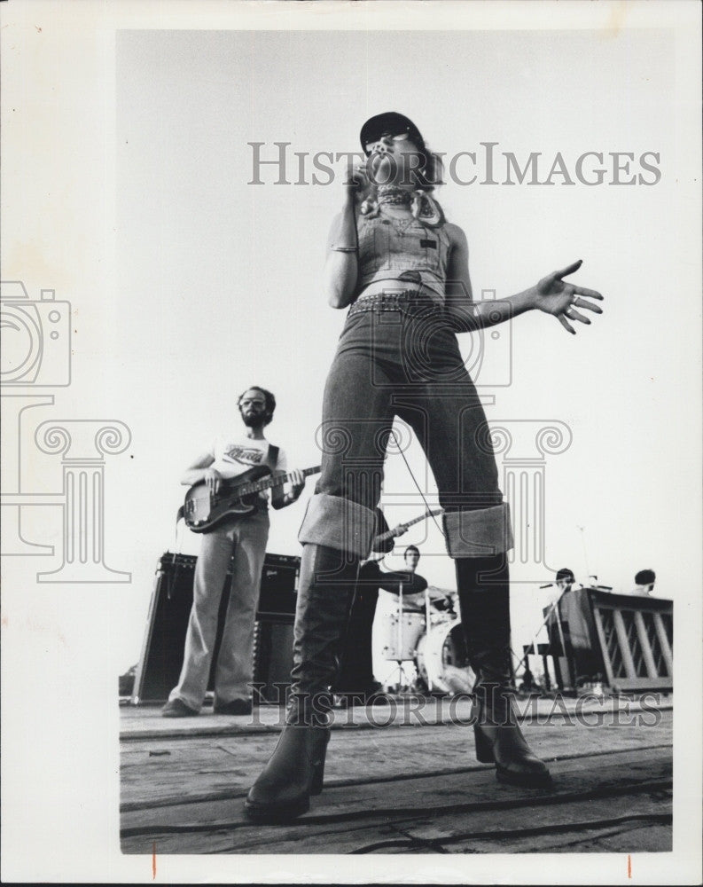 1976 Press Photo Singer, Tanya Tucker in concert - Historic Images