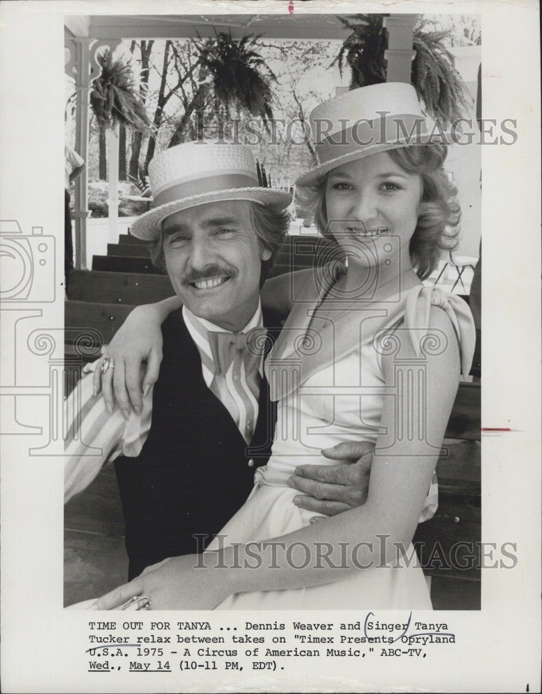 1975 Press Photo Singer, Tanya Tucker, Dennis Weaver  &quot;Timex Presents Opryland&quot; - Historic Images