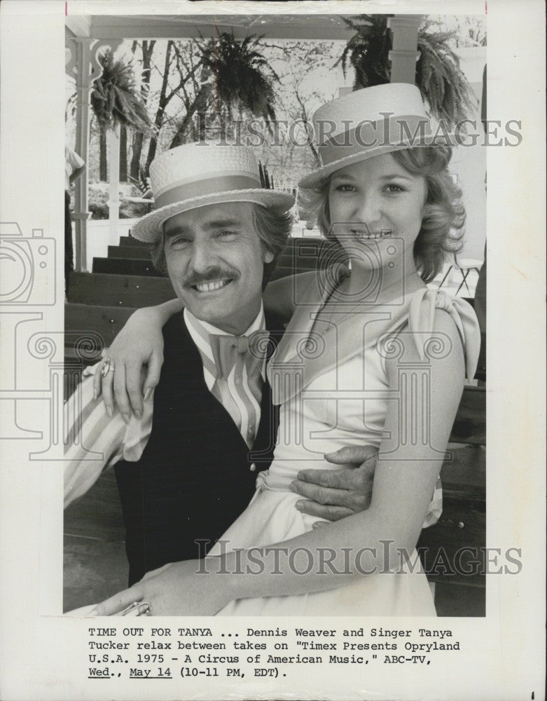 1975 Press Photo Tanya Tucker , Dennis Weaver on &quot;Timex Presents Opryland&quot; - Historic Images