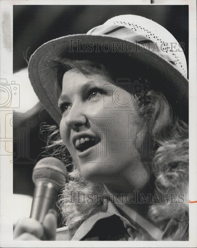 1976 Press Photo Singer, Tanya Tucker on &quot;The Midnight Special&quot; - Historic Images