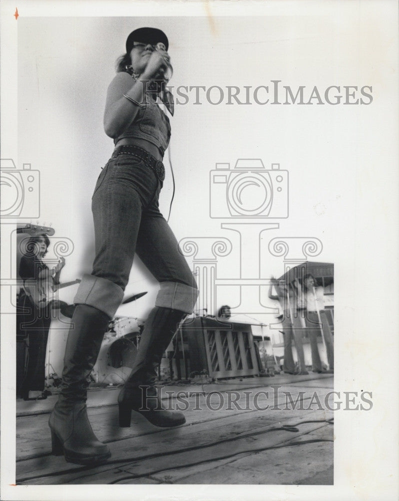 1976 Press Photo Singer, Tanya Tucker in concert - Historic Images