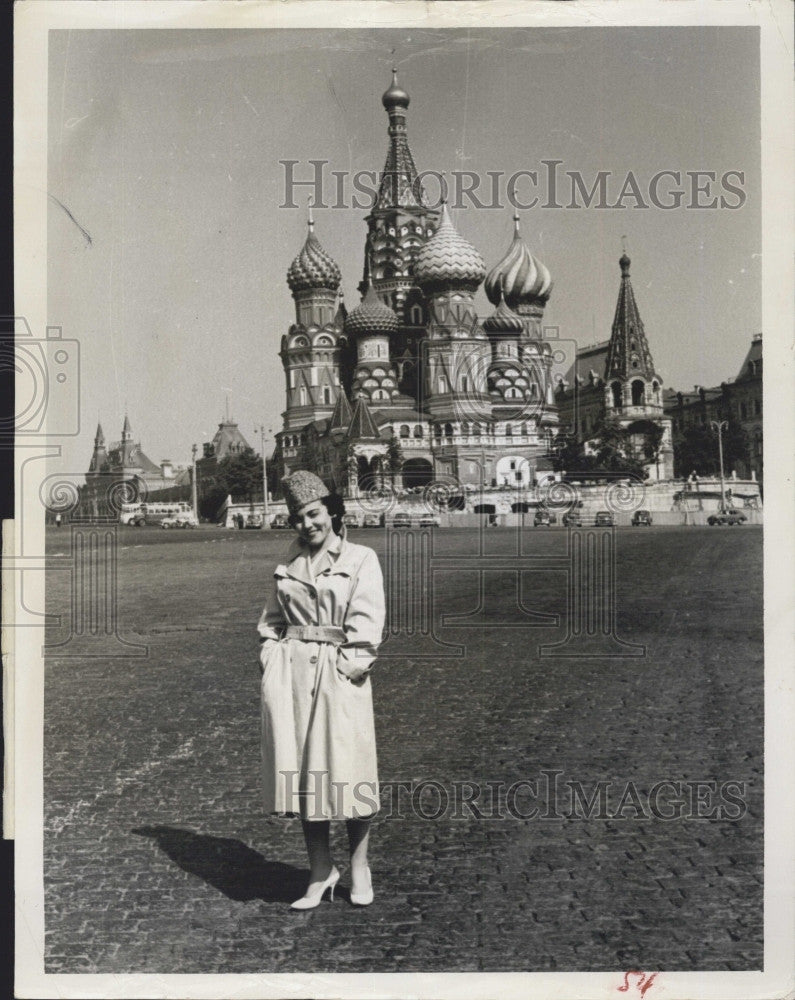 1959 Press Photo Ann Landers standing in Red Square,Moscow,St Basil&#39;s Cathedral - Historic Images