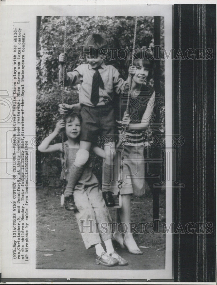 1964 Press Photo Leslie Caron Actress Children Christopher Jennifer London - Historic Images