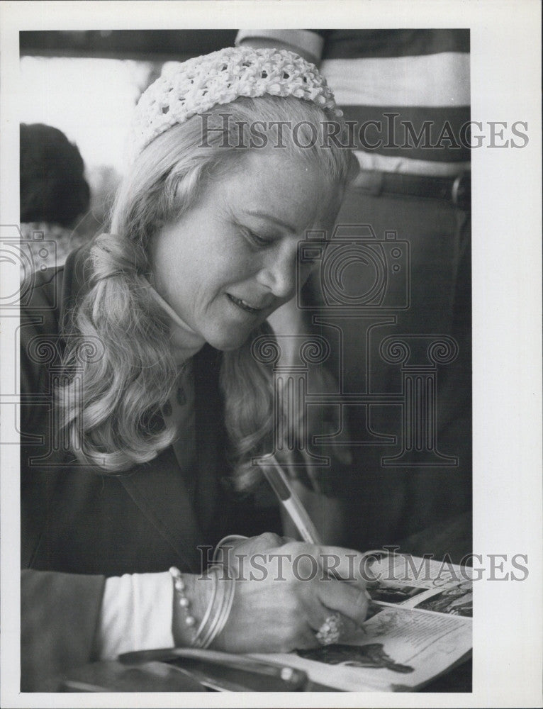 1971 Press Photo Joan Caulfield Actress Signs Autograph - Historic Images