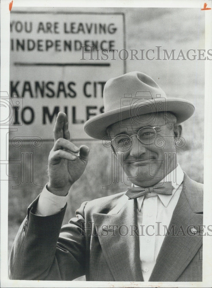 1974 Press Photo Picture of Man With Caption &quot;Will John and Harry All Tonight&quot; - Historic Images