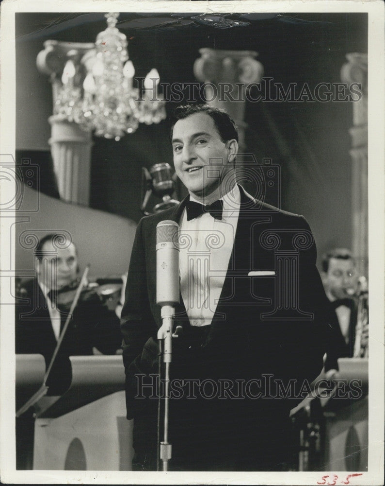 1960 Press Photo Danny Thomas sings &quot;Mother May I&quot; - Historic Images