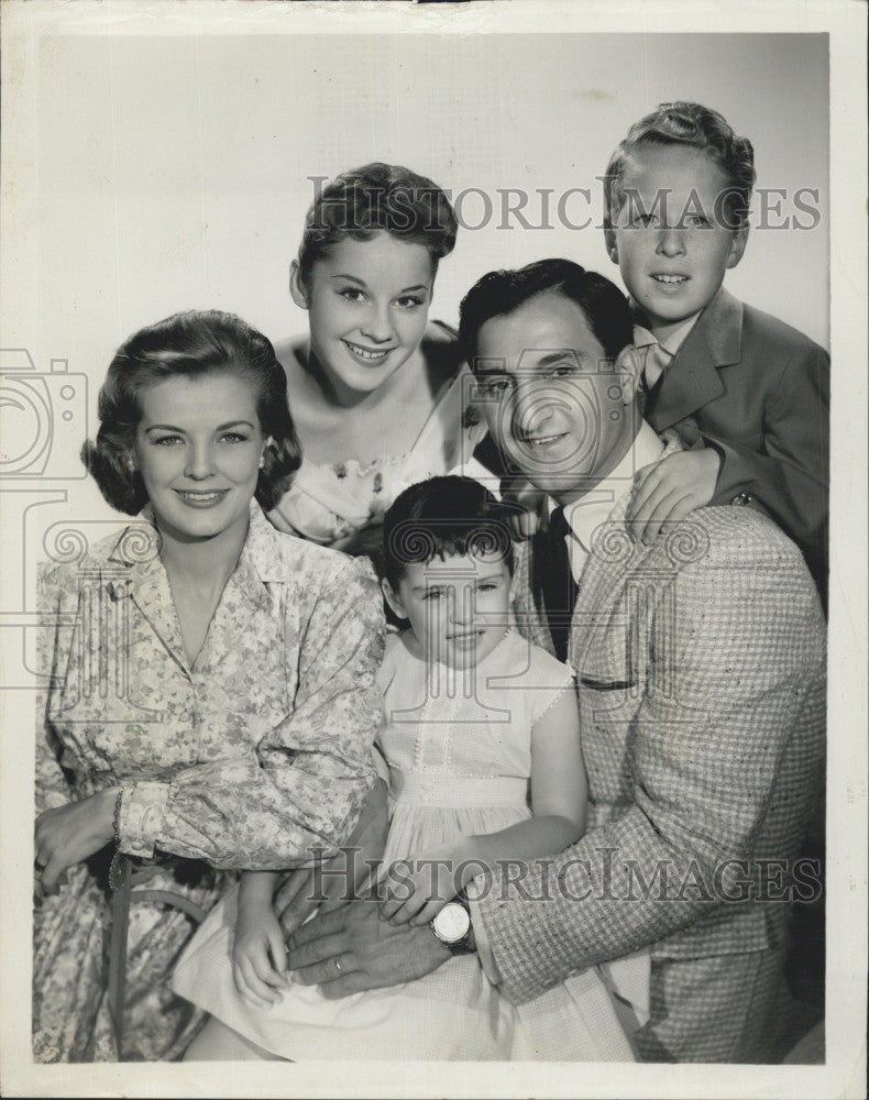 Press Photo Actor Danny Thomas and &quot;Make Room for Daddy&quot; Cast - Historic Images