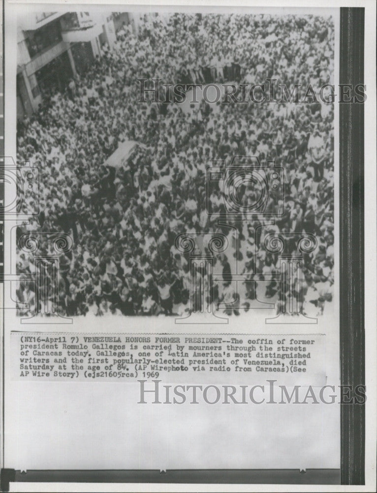 1969 Press Photo Funeral of ex president R Galegos in Caracas, Venezuela - Historic Images