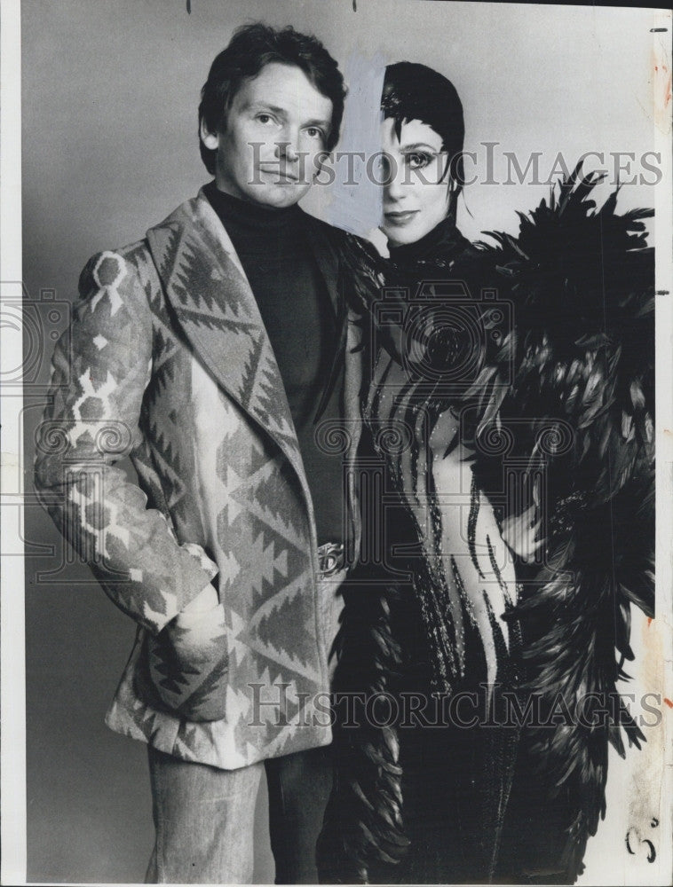 1975 Press Photo Fashion Designer Bob Mackie Designs For Cher - Historic Images