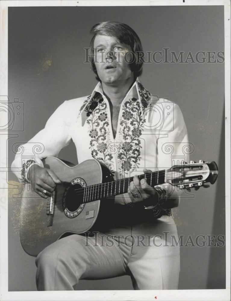 1974 Press Photo Singer guitarist Glen Campbell performs - Historic Images