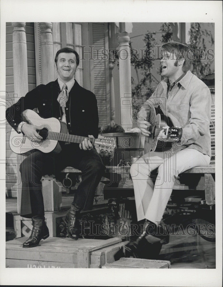 1970 Press Photo  Glen Campbell &amp; Roger Miller &quot;The Glen Campbell Goodtime Hour&quot; - Historic Images