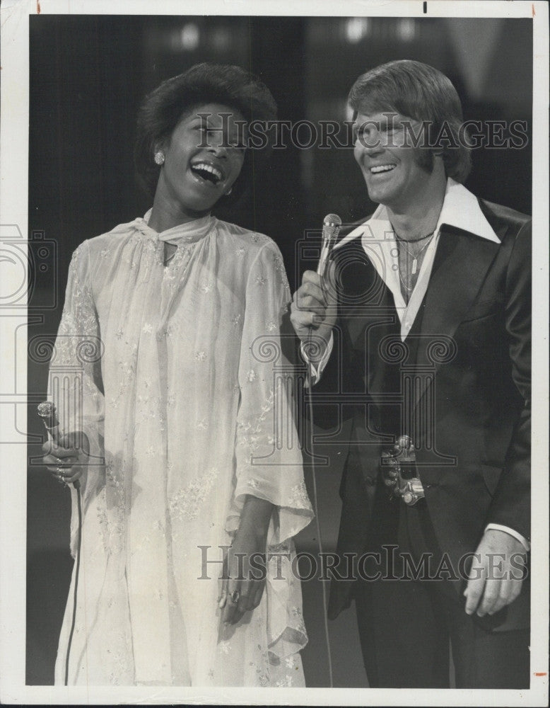 1976 Press Photo  Glen Campbell &amp; Natalie Cole &quot;Hi,I&#39;m Glen Campbell&quot; - Historic Images