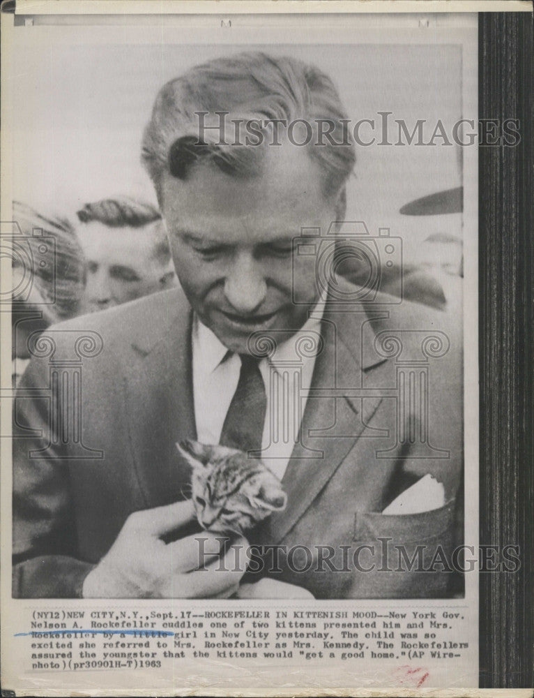 1963 Press Photo New York Governor Nelson A. Rockefeller Cuddles Kitten - Historic Images