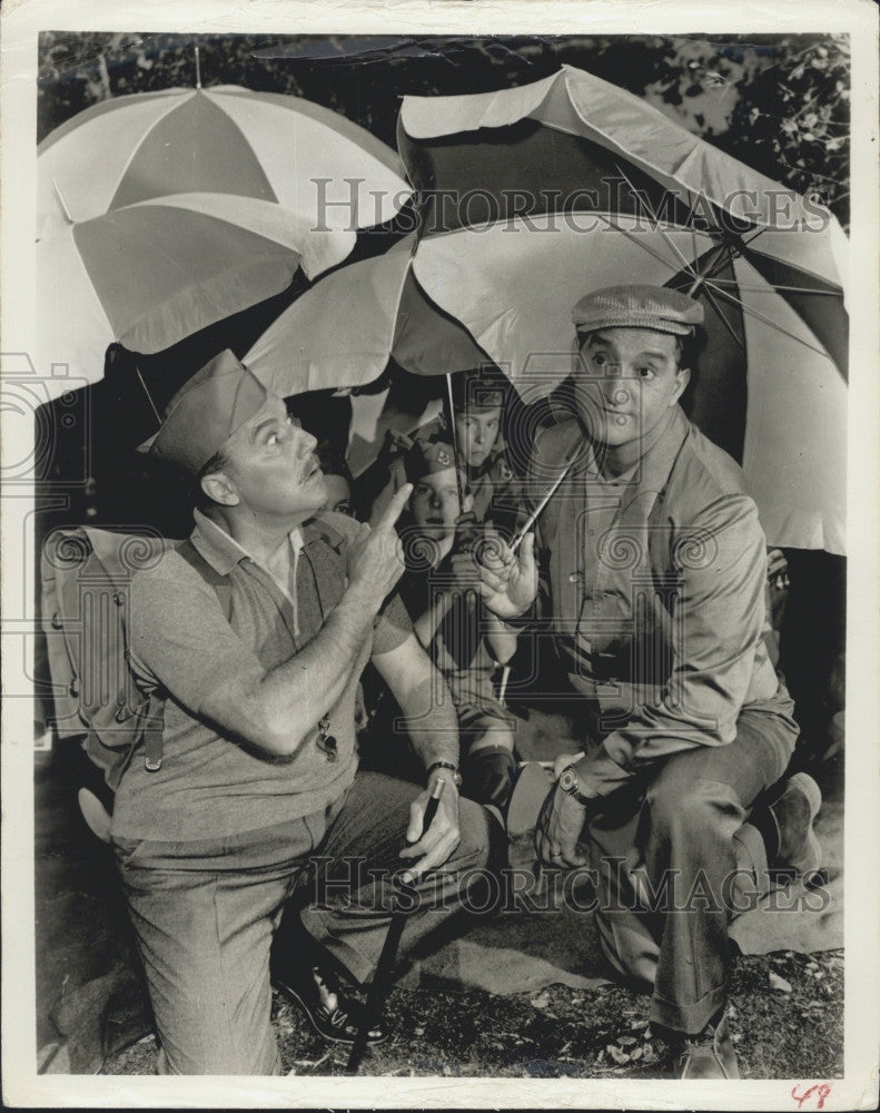 1961 Press Photo Actors Danny Thomas And Gale Gordon On &quot;The Danny Thomas Show&quot; - Historic Images