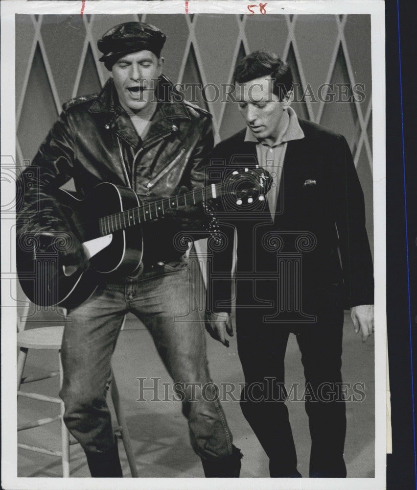 Press Photo Jerry Van Dyke &amp; Andy Williams on &quot;The Andy Williams Show&quot; - Historic Images