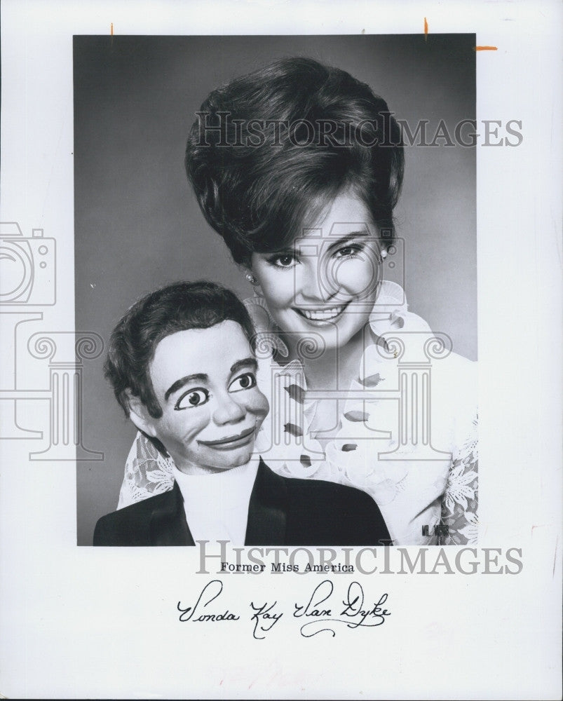 1969 Press Photo Miss American 1965 Vonda Kay Van Dyke With &quot;Kurley-Q&quot; - Historic Images