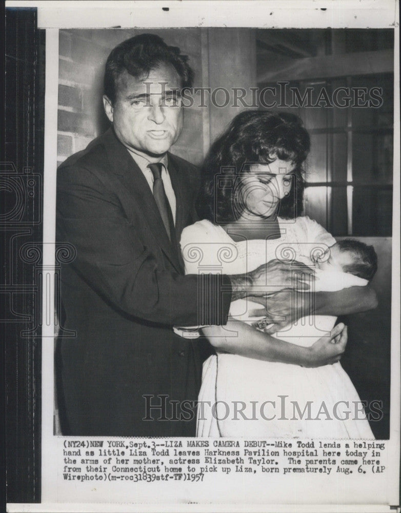 1957 Press Photo Mike Todd &amp; Wife Elizabeth Taylor with Baby Liza Todd - Historic Images