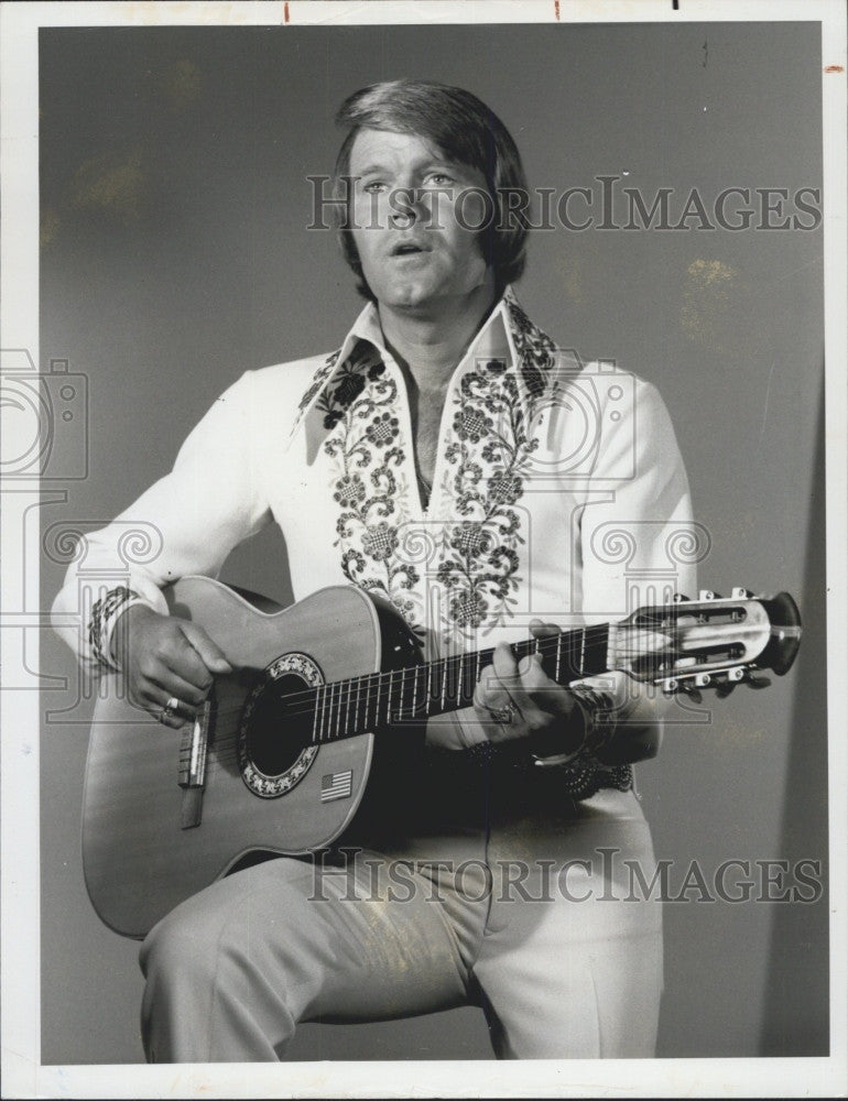 1974 Press Photo Singer And Guitarist Glen Campbell In Chevrolet TV Special - Historic Images