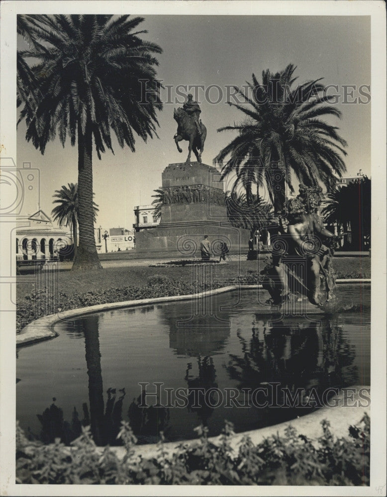 Press Photo Plaza Indepencia center of Montevideo&#39;s political and social life. - Historic Images