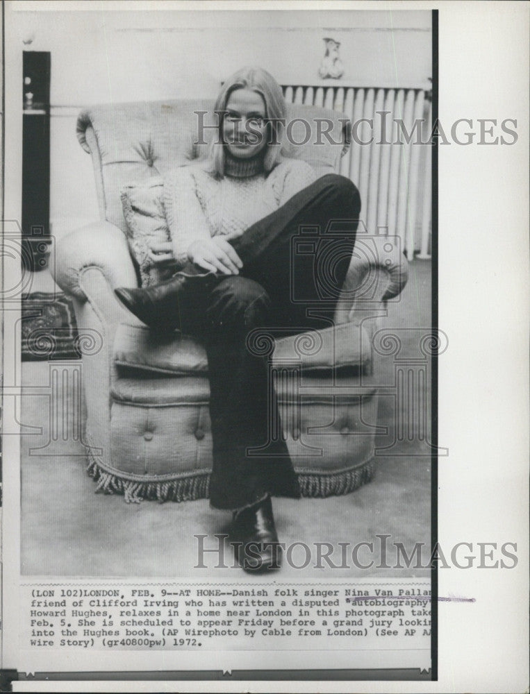 1972 Press Photo  Folk Singer Nina Van Pallan Authors Book About Howard Hughes - Historic Images