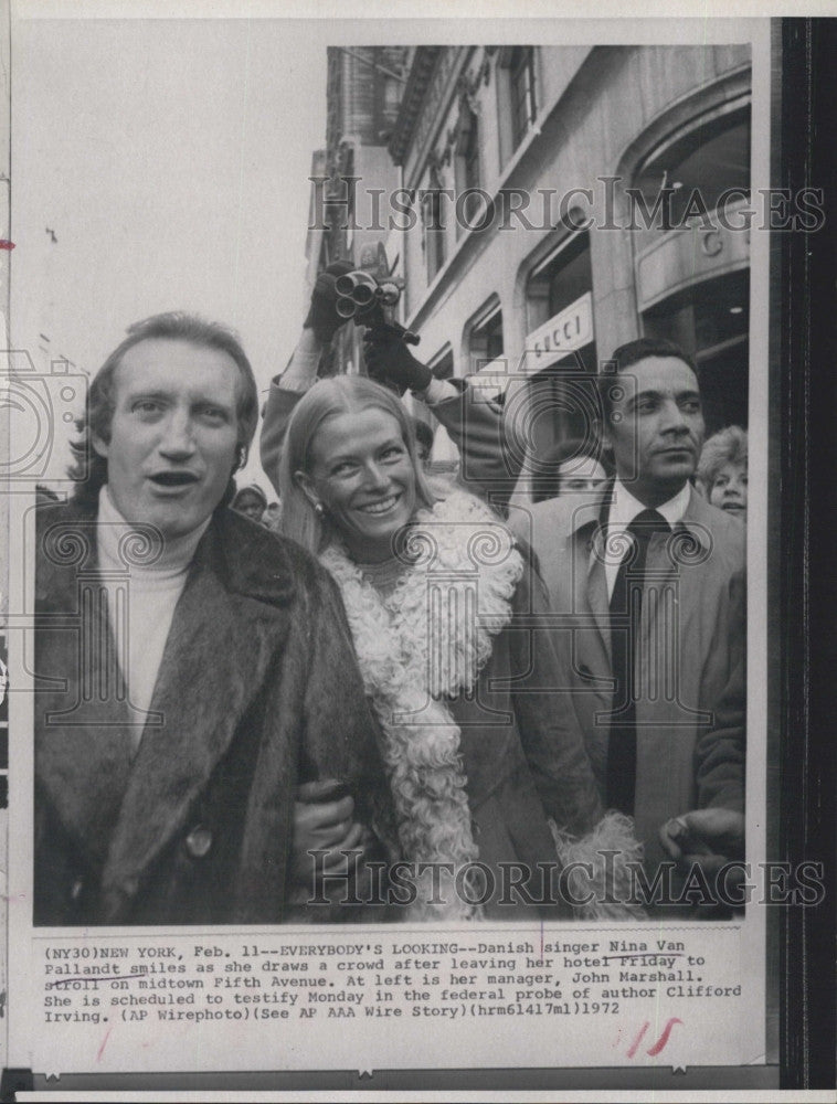 1972 Press Photo Singer Nina van Pallandt with Manager John Marshall - Historic Images