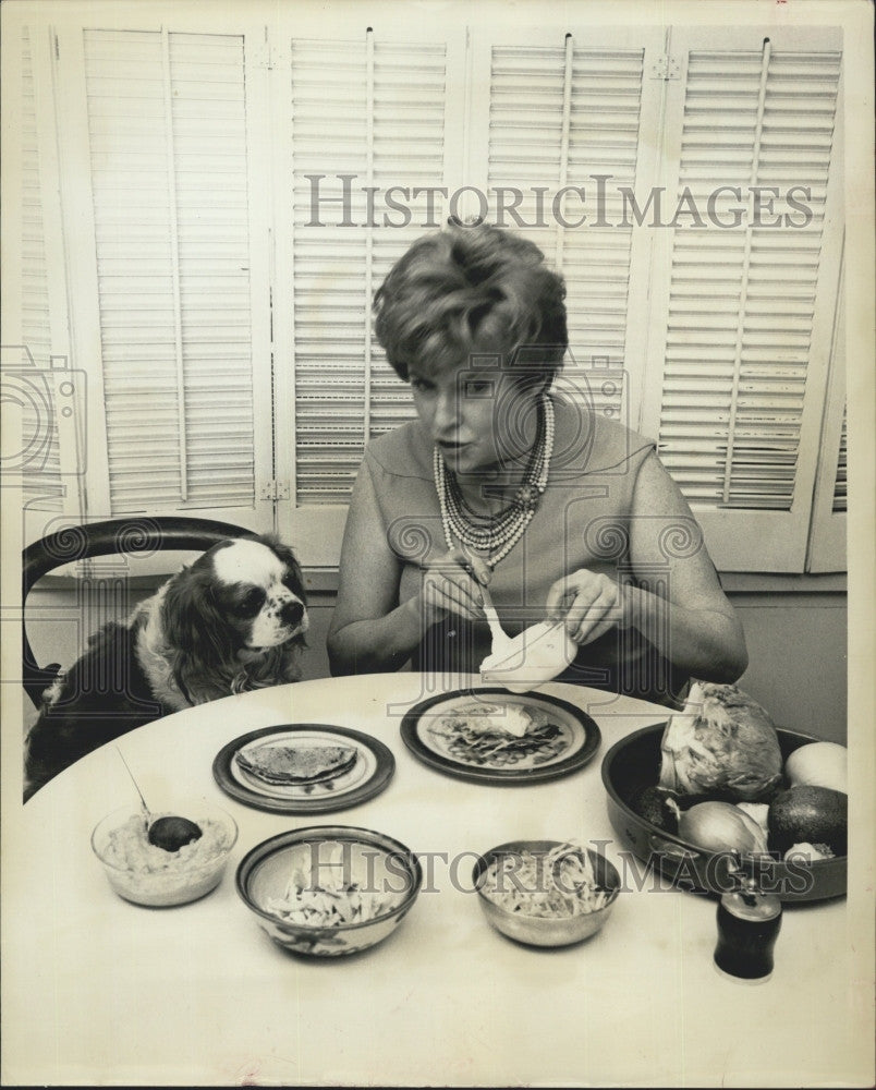 1967 Press Photo Comedian Peggy Cass with dog Rufus enjoys Mexican Dinner. - Historic Images