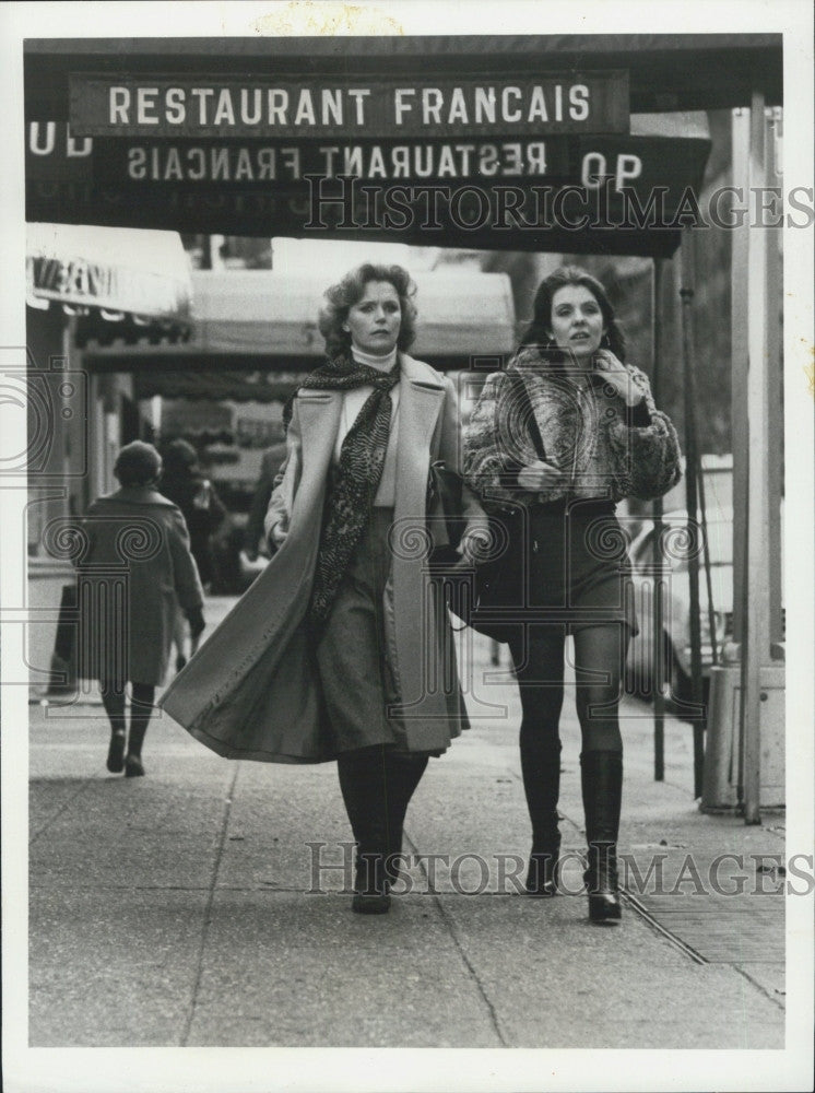 1975 Press Photo Lee Remick, Actress With Jill Clayburgh in &quot;Hustling&quot; - Historic Images