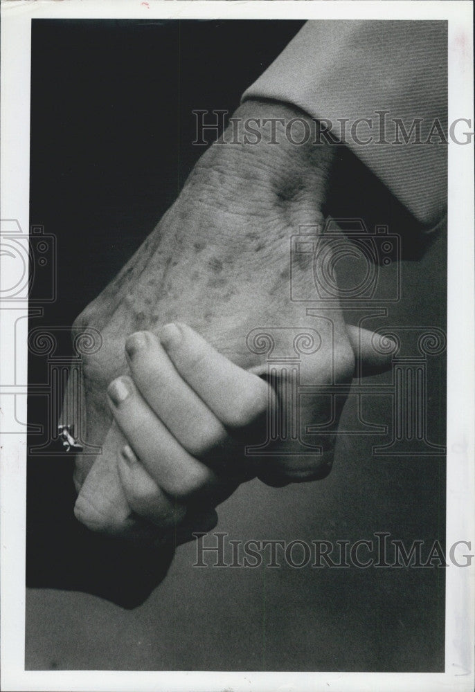 1984 Press Photo Couple holding hands celebrating Valentine&#39;s Day - Historic Images