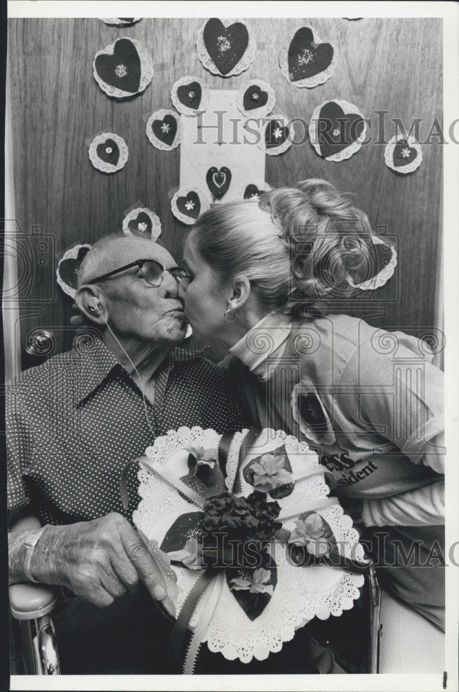 1979 Press Photo Emil Penkava gets Valentine kiss from Maureen Sharp - Historic Images