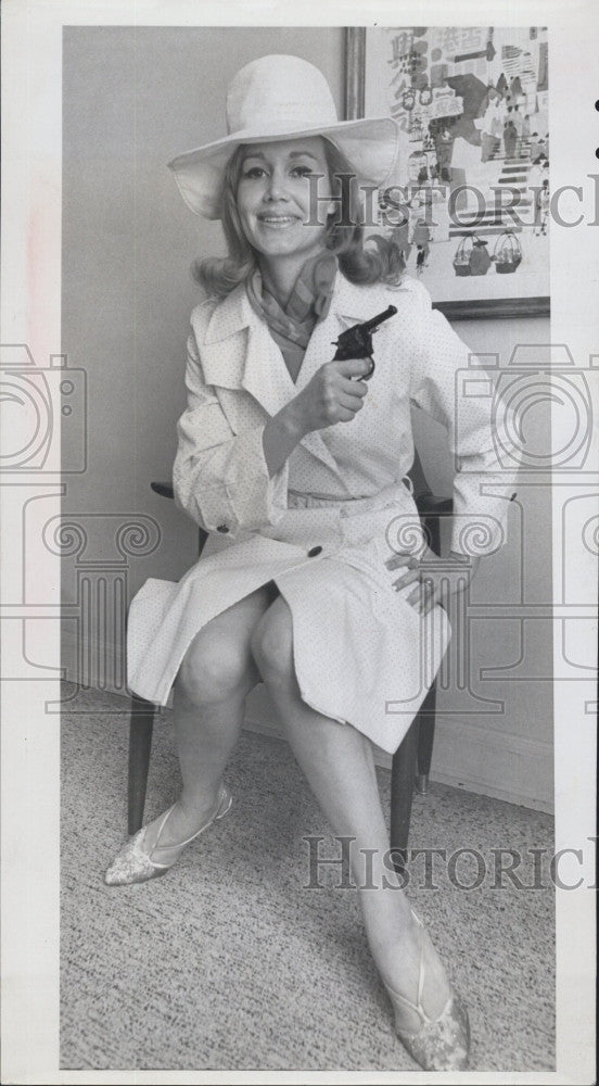 1967 Press Photo Ava &quot;Legs&quot; Ray as Undercover Girl in James Bond Movie - Historic Images