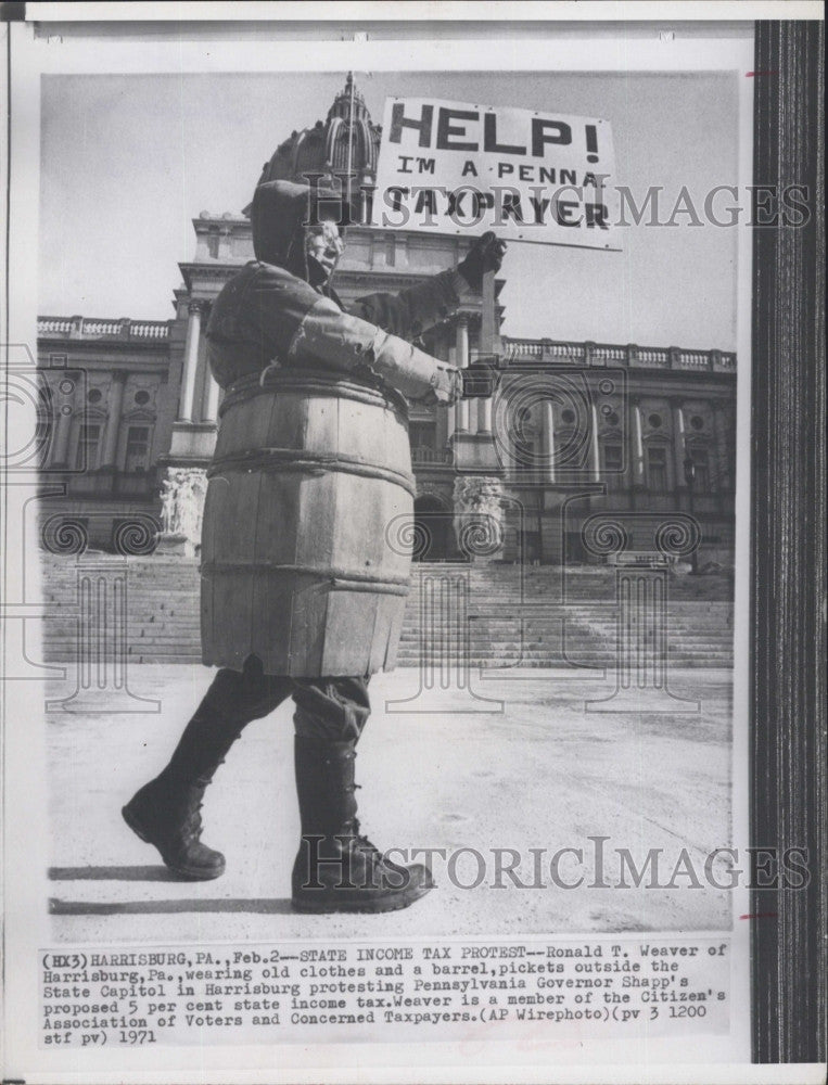 1971 Press Photo Citizen Ronald Weaver Protests State Income Tax in PA - Historic Images