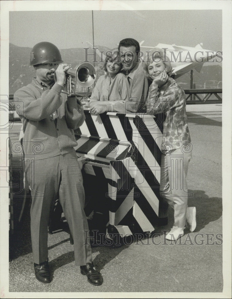 1962 Press Photo Shorty Rogers &amp; his trumpet on &quot;The Lively Ones&quot; - Historic Images