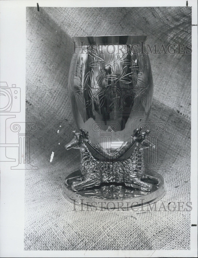 1980 Press Photo giraffe motif brass vase at Image Interiors in Northwood Plaza - Historic Images