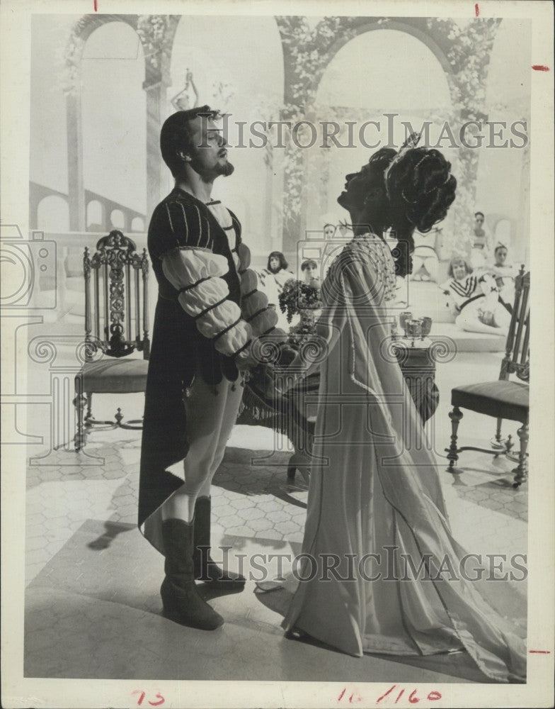 1968 Press Photo Robert Goulet and Carol Lawrence in &quot;Kiss me Kate&quot;. - Historic Images