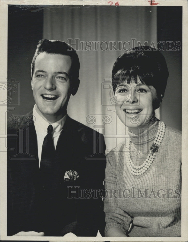 Press Photo Robert Goulet and Eydie Gorme in &quot;Bell Telephone Hour&quot;. - Historic Images