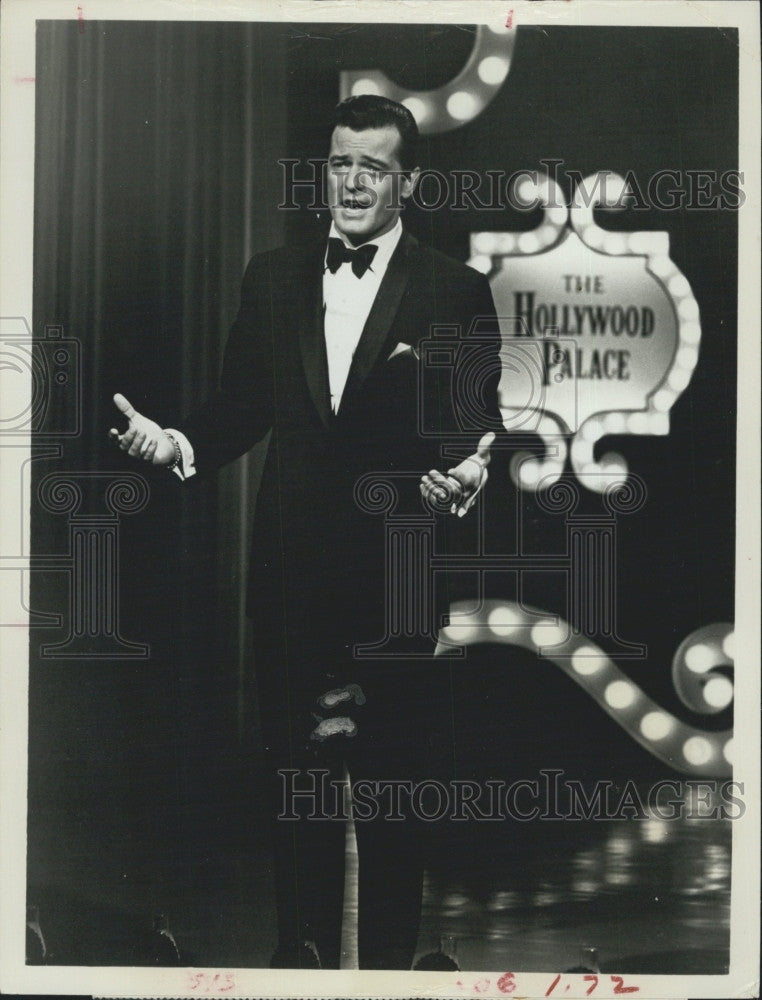 1966 Press Photo Singer Robert Goulet in &quot;The Hollywood Palace&quot;. - Historic Images