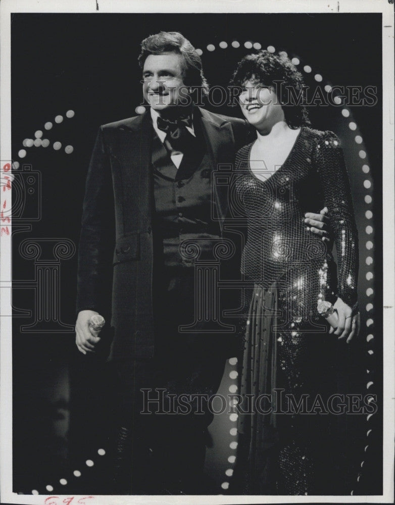 1981 Press Photo Singer Johnny Cash, Daughter Rosanne - Historic Images