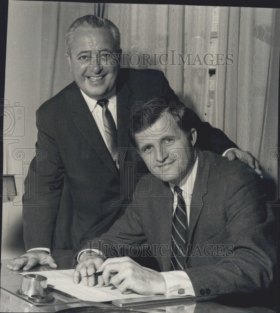 1967 Press Photo Manager Joe McKenney, Coach Jack Mansell Boston Beacons Soccer - Historic Images