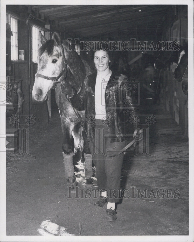 1962 Press Photo Marina DeLomba Gives Race Horse Passage West a Walk - Historic Images